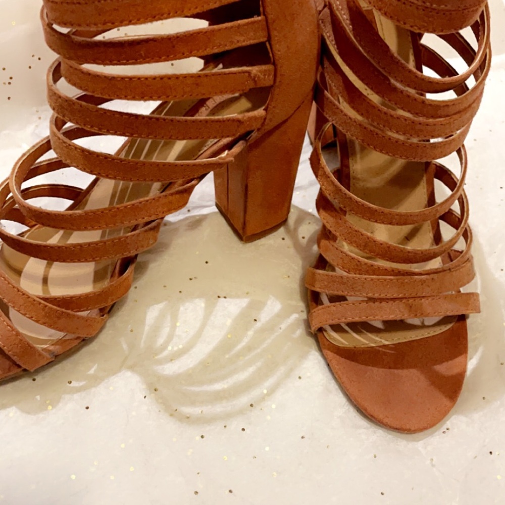 Strap ip sandals. Available in 2 colors